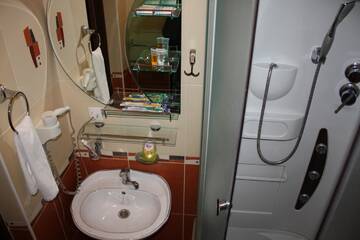 Фото номера Двухместный номер с 2 отдельными кроватями и душем Отель Interia г. Нур-Султан 9