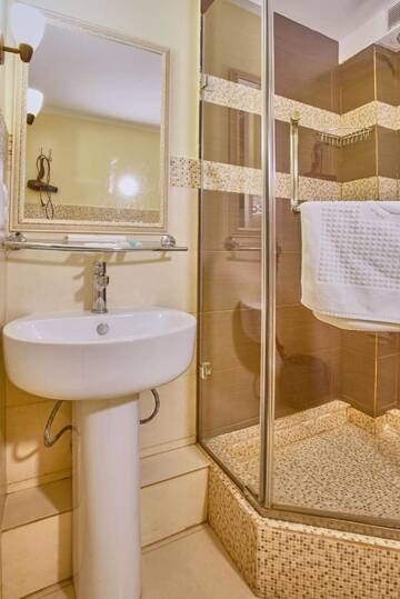 Фото номера Двухместный номер с 1 кроватью и балконом Отель Jasmine Hotel г. Нур-Султан 3