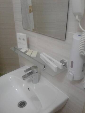 Фото номера Двухместный номер Делюкс с 1 кроватью и душем Отель Otyrar Hotel г. Нур-Султан 2