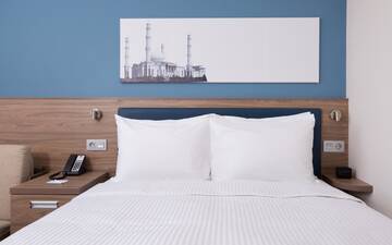 Фото номера Номер с кроватью размера «queen-size» Отель Hampton by Hilton Astana Triumphal Arch г. Нур-Султан 2