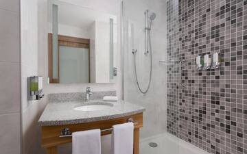 Фото номера Номер с кроватью размера «queen-size» Отель Hampton by Hilton Astana Triumphal Arch г. Нур-Султан 9