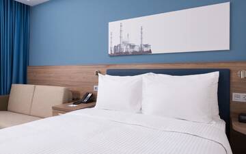 Фото номера Улучшенный номер с кроватью размера «queen-size» Отель Hampton by Hilton Astana Triumphal Arch г. Нур-Султан 3