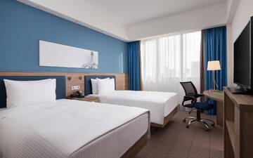 Фото номера Двухместный номер с 2 отдельными кроватями Отель Hampton by Hilton Astana Triumphal Arch г. Нур-Султан 4