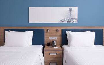 Фото номера Двухместный номер с 2 отдельными кроватями Отель Hampton by Hilton Astana Triumphal Arch г. Нур-Султан 3