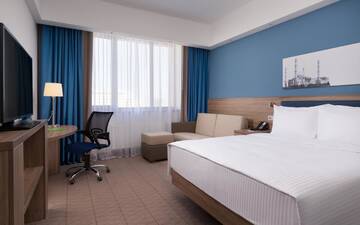 Фото номера Улучшенный номер с кроватью размера «queen-size» Отель Hampton by Hilton Astana Triumphal Arch г. Нур-Султан 5
