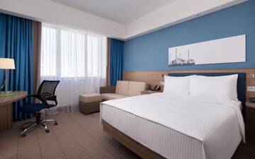 Фото номера Улучшенный номер с кроватью размера «queen-size» Отель Hampton by Hilton Astana Triumphal Arch г. Нур-Султан 2
