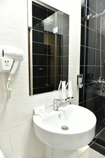 Фото номера Двухместный номер Делюкс с 1 кроватью Отель Premier Inn Astana г. Нур-Султан 15