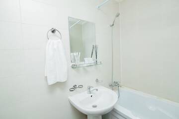 Фото номера Бюджетный двухместный номер с 2 отдельными кроватями Отель Azat Hotel г. Нур-Султан 4