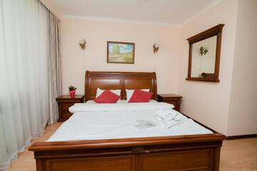 Фото номера Стандартный номер с кроватью размера &quot;king-size&quot; Отель Azat Hotel г. Нур-Султан 7