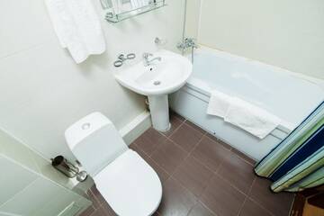 Фото номера Стандартный номер с кроватью размера &quot;king-size&quot; Отель Azat Hotel г. Нур-Султан 11