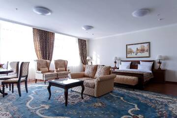 Фото номера Номер Делюкс с кроватью размера «king-size» Отель Alanda Hotel г. Нур-Султан 8