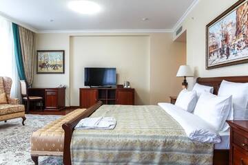 Фото номера Номер Делюкс с кроватью размера «king-size» Отель Alanda Hotel г. Нур-Султан 2