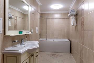 Фото номера Семейный люкс Отель Alanda Hotel г. Нур-Султан 7