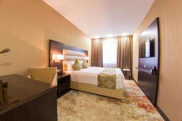 Фото номера Mini Queen Room with Queen Bed - Non-Smoking Отель Best Western Plus Astana Hotel г. Нур-Султан 5
