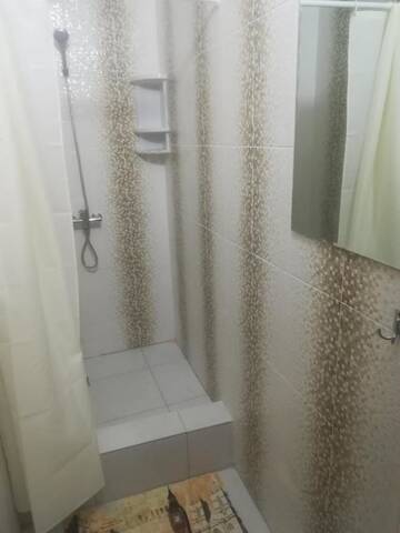 Фото номера Улучшенный трехместный номер Хостелы Makenty House Hostel г. Нур-Султан 2