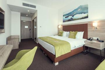Фото номера Стандартный номер для некурящих с 1 кроватью размера «king-size» Отель Wyndham Garden Astana г. Нур-Султан 6