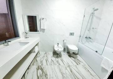 Фото номера Двухместный номер с 2 двуспальными кроватями Отель The ONE Hotel Astana г. Нур-Султан 5