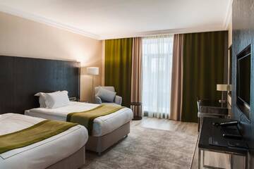 Фото номера Двухместный номер с 2 двуспальными кроватями Отель The ONE Hotel Astana г. Нур-Султан 2