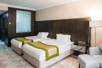 Фото номера Двухместный номер с 2 двуспальными кроватями Отель The ONE Hotel Astana г. Нур-Султан 3