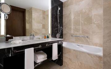 Фото номера Номер с кроватью размера «king-size» Отель Hilton Astana г. Нур-Султан 6