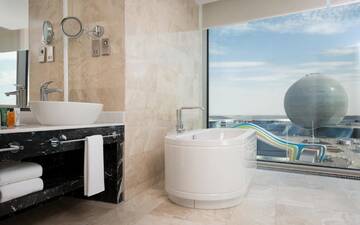 Фото номера Суперлюкс с кроватью размера &quot;king-size&quot; Отель Hilton Astana г. Нур-Султан 3