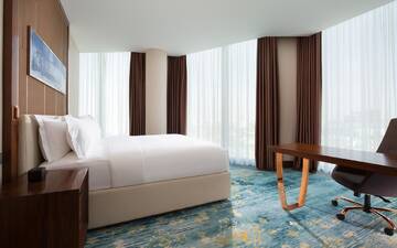 Фото номера Суперлюкс с кроватью размера &quot;king-size&quot; Отель Hilton Astana г. Нур-Султан 2