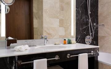Фото номера Двухместный номер с 2 отдельными кроватями Отель Hilton Astana г. Нур-Султан 2