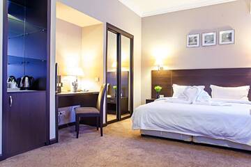 Фото номера Люкс с кроватью размера «king-size» Отель Red Village Hotel г. Нур-Султан 3