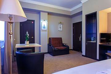 Фото номера Люкс с кроватью размера «king-size» Отель Red Village Hotel г. Нур-Султан 4