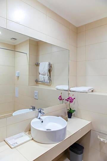 Фото номера Улучшенный двухместный номер с 2 отдельными кроватями Отель Red Village Hotel г. Нур-Султан 9