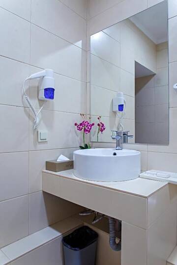 Фото номера Люкс с кроватью размера «king-size» Отель Red Village Hotel г. Нур-Султан 11