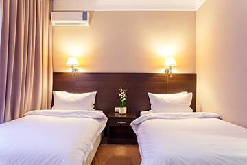 Фото номера Улучшенный двухместный номер с 2 отдельными кроватями Отель Red Village Hotel г. Нур-Султан 3