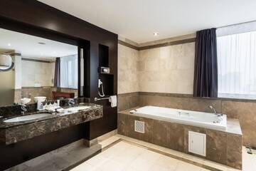 Фото номера Президентский люкс Отель Radisson Hotel Astana г. Нур-Султан 7