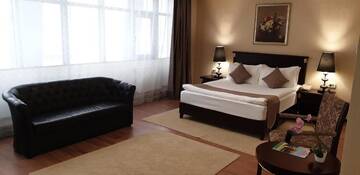Фото номера Улучшенный двухместный номер с 1 кроватью Отель Royal Park Hotel &amp; SPA г. Нур-Султан 4