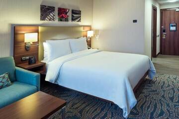 Фото номера Номер с кроватью размера «queen-size» Отель Hilton Garden Inn Astana г. Нур-Султан 8