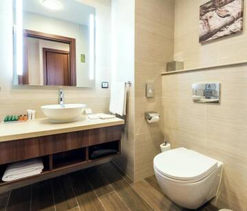 Фото номера Номер с кроватью размера «queen-size» Отель Hilton Garden Inn Astana г. Нур-Султан 4