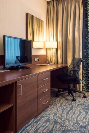Фото номера Номер с кроватью размера «queen-size» Отель Hilton Garden Inn Astana г. Нур-Султан 5