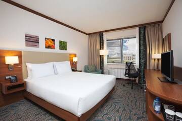 Фото номера Номер с кроватью размера «king-size» Отель Hilton Garden Inn Astana г. Нур-Султан 2